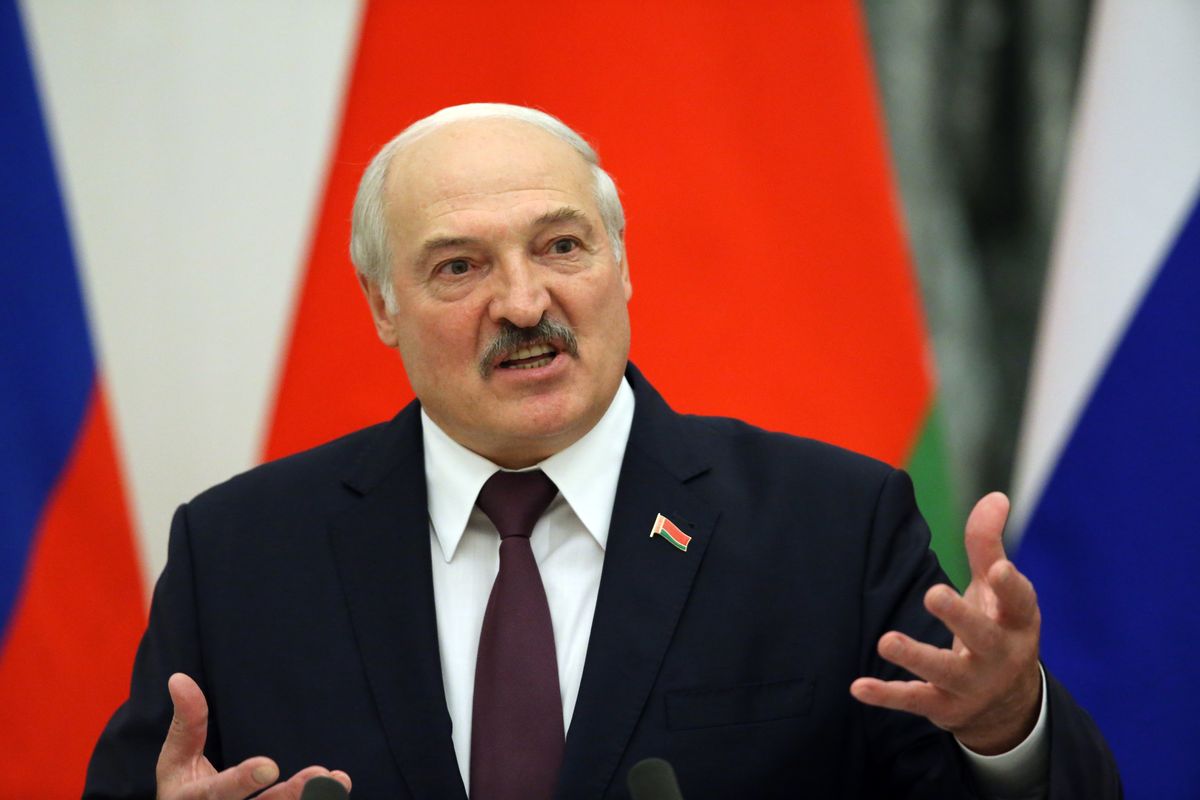 Łukaszenka prosi Putina o pomoc. "Męczę go o Iskandery" 