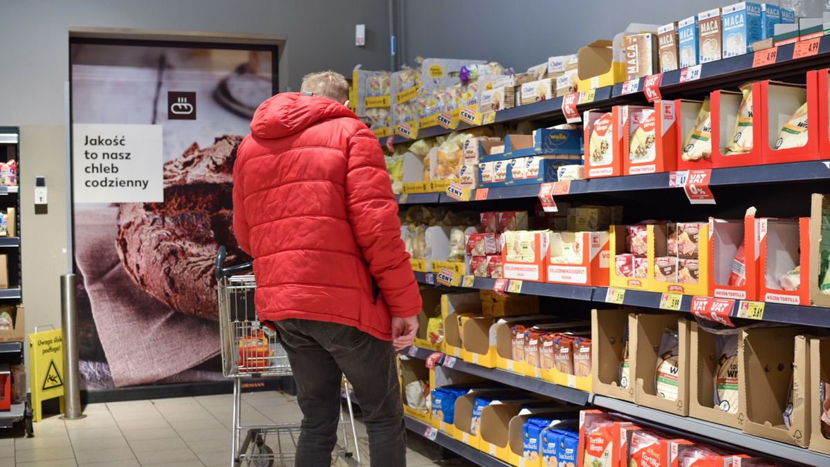 East News archiwum
Fot. Bartlomiej Magierowski/East News. Wroclaw 17.11.2022. Supermarket Kaufland przy ulicy Dlugosza. Postepujaca inflacja i wysokie ceny w sklepach. N/z: mezczyzna przegladajacy pakowane pieczywo.
Bartlomiej Magierowski