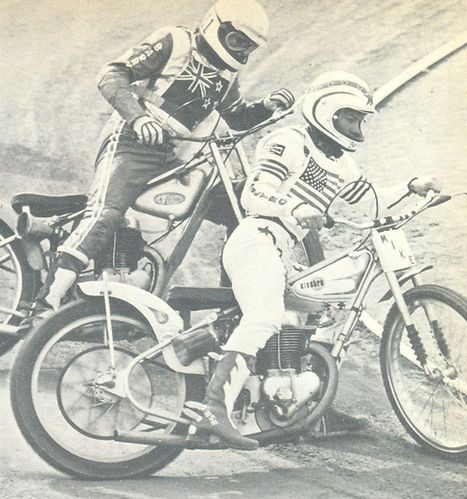 Barry Briggs i Mike Bast w kosmicznych kaskach, 1972 rok.