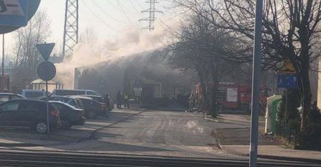 Płonie sklep Biedronka w Katowicach. Ewakuowano personel