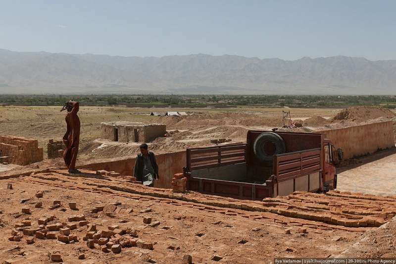 Afgańska manufaktura cegieł (Fot. Zyalt.LiveJournal.com)