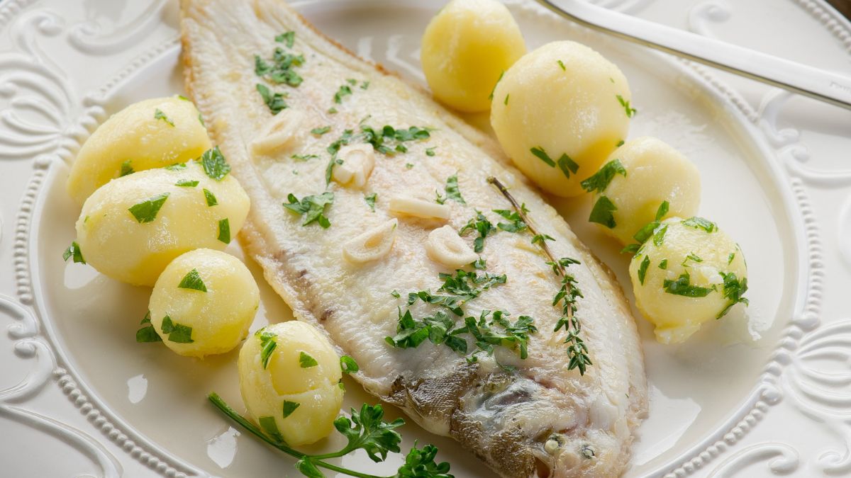 Rybę często piekę z czosnkiem i lekkimi ziołami