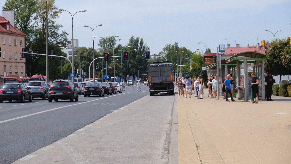 Przystanek i przejścia dla pieszych na al. Tysiąclecia przy starym dworcu autobusowym