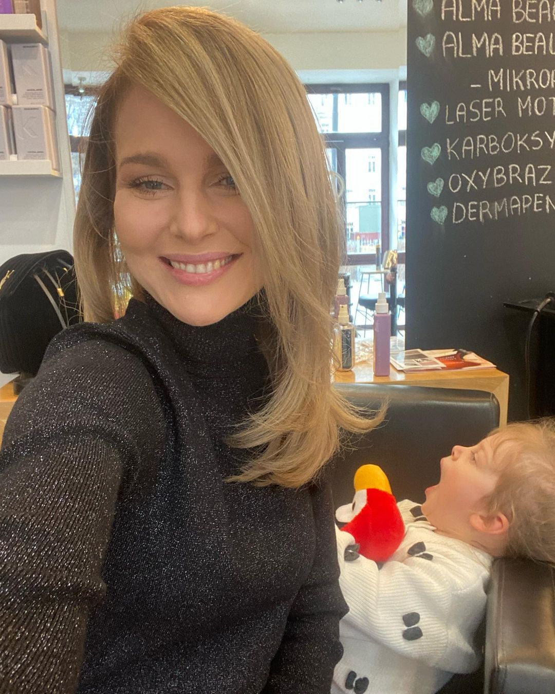 Paulina Sykut u fryzjera z Różą
