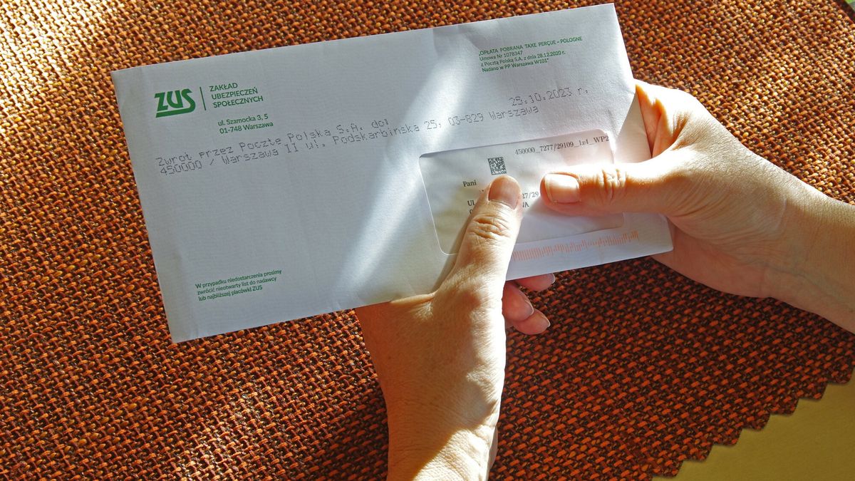 Stock Marek Bazak
Fot. Zofia i Marek Bazak/East News, 
N/z kobieta trzyma w reku koperte z pismem z ZUS-u.
ZOFIA BAZAK