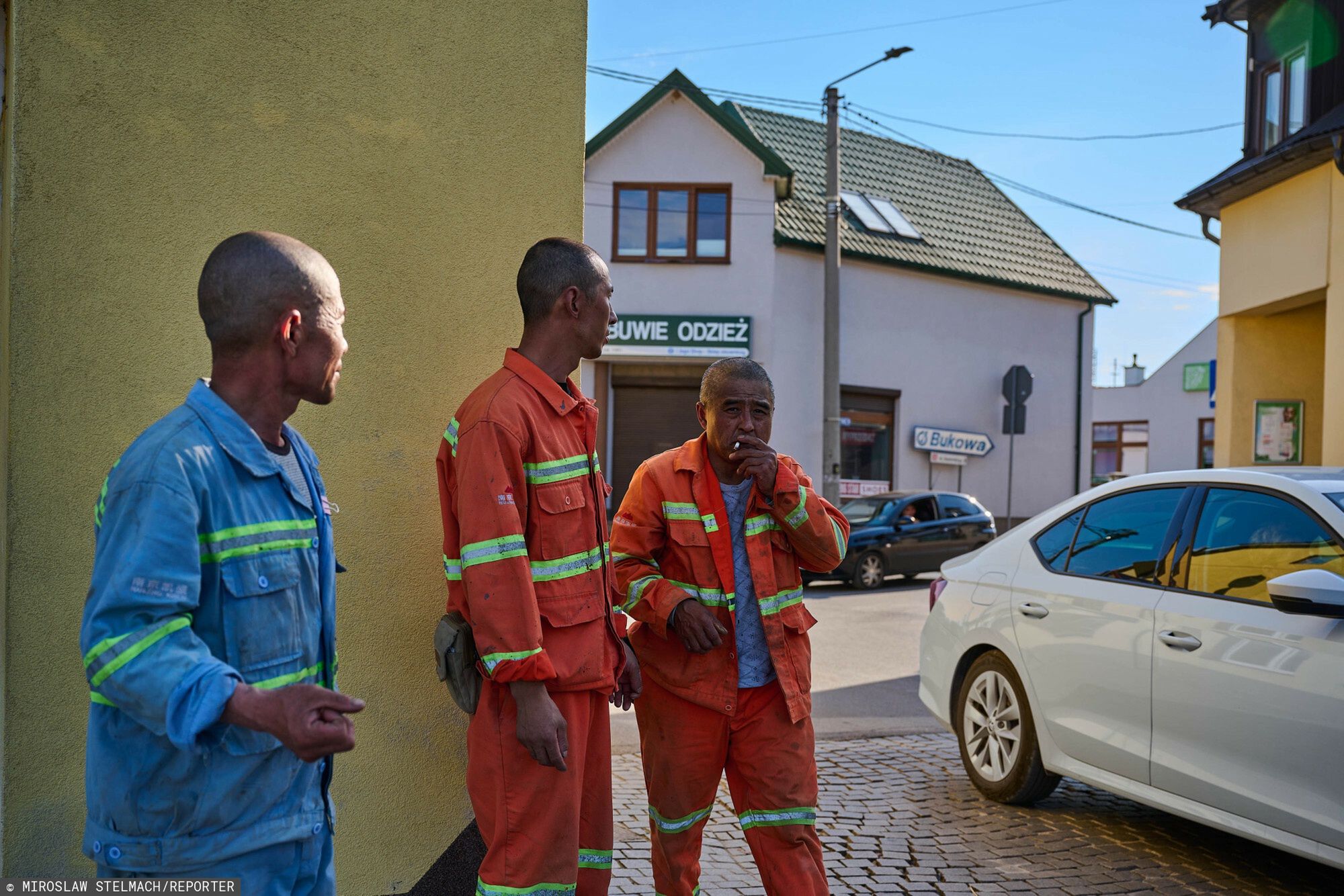 23 Malogoszcz miejscowosc w wojewodztwie Swietokrzyskim chinscy pracownicy rozbudowujacy Cementownie francuskiego koncernu Lafarge