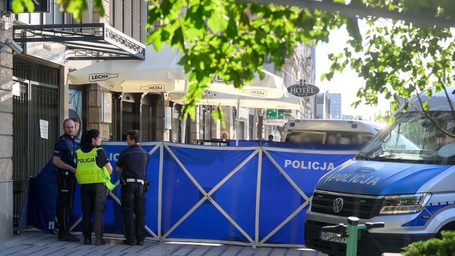 Poznań, 16.07.2023. Policja na miejscu strzelaniny w okolicy jednego z hoteli przy ulicy Święty Marcin w Poznaniu, 16 bm. Jedna osoba nie żyje, jedna trafiła do szpitala po zdarzeniu, do którego doszło po południu w centrum Poznania. Policja potwierdza, że doszło do użycia broni palnej. (mr) PAP/Jakub Kaczmarczyk ***Zdjęcie do depeszy PAP pt. Strzelanina w centrum Poznania, nie żyje jedna osoba***