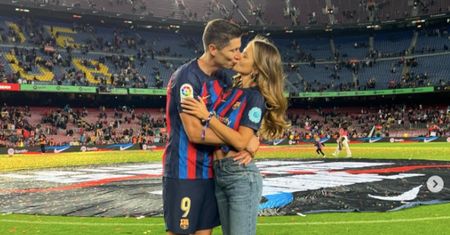 Anna Lewandowska wparowała z córkami na boisko do Roberta. Kadr piłkarza z Laurą rozczula (ZDJĘCIA)