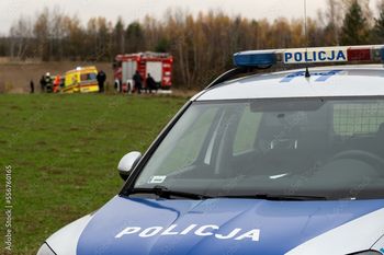 Ciągnik ruszył sam, 82-latek walczy o życie – dramat podczas prac rolnych