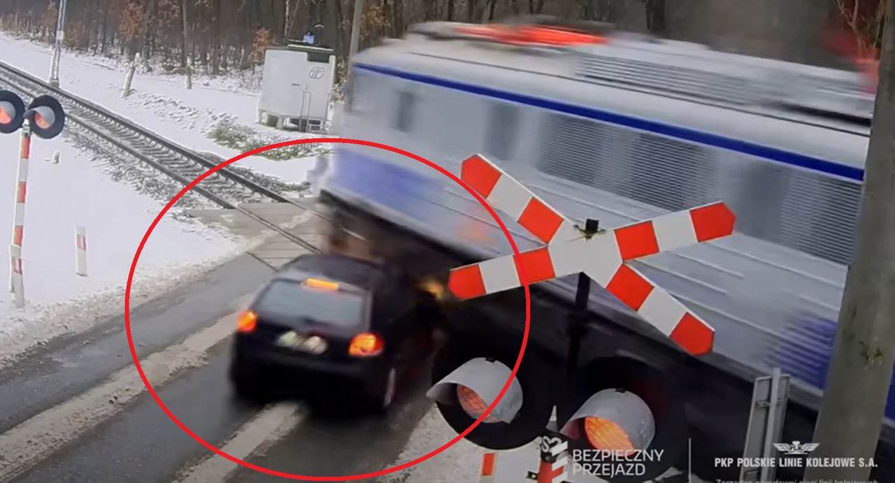 Wjechał prosto w pociąg. PKP opublikowało dramatyczne nagranie