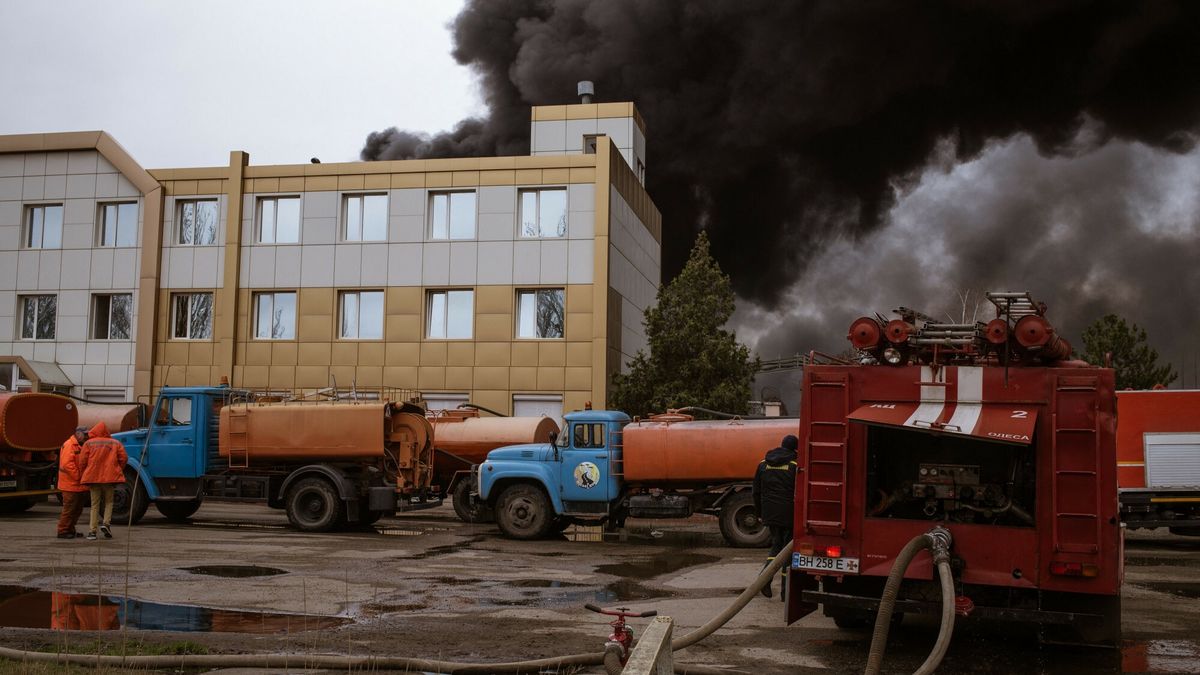 Wojna w Ukrainie - Odessa i okoliceODESSA, UKRAINE - APRIL 02: A view from the building after the attack in Odessa, Ukraine on April 02, 2022. Fire broke out due to an explosion caused by Russian rockets in the Port of Odessa. The explosions took place around 7 am but the fires in fuel tanks have not yet been circumscribed. Andre Luis Alves / Anadolu Agency/ABACAPRESS.COMAA/ABACA