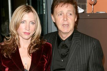 Była od niego 26 lat młodsza. Oto co miał jej zrobić