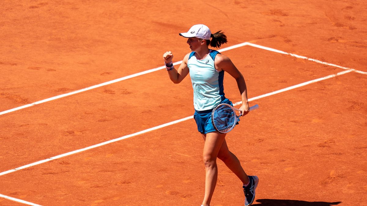 PARIS, FRANCE - JUNE 02: Iga SWIATEK of Poland during the day twelve of Roland Garros on June 2, 2022 in Paris, France. (Photo by Tnani Badreddine/DeFodi Images via Getty Images )