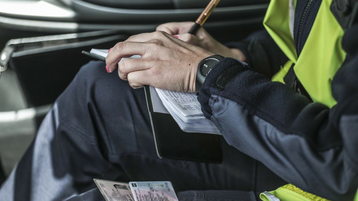 reporter9_baza
09.11.2019 Zielona Gora Akcja polcji drogowki drogowka kaskada kaskadowy pomiar predkosci N/z Policjant wypisuje kierowcy mandat karny za przekrocznie predkosci kierowca dostaje mandat od policjanta prawo jazdy dowod osobisty   fot. Piotr Jedzura/REPORTER
Piotr Jedzura/REPORTER