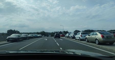Parkują byle wyżej. Tak próbują ratować swoje auta