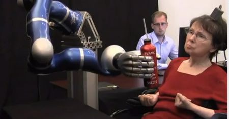 Ramię robota sterowane myślami. Oto BrainGate
