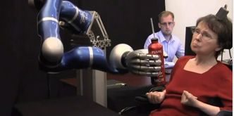 Ramię robota sterowane myślami. Oto BrainGate