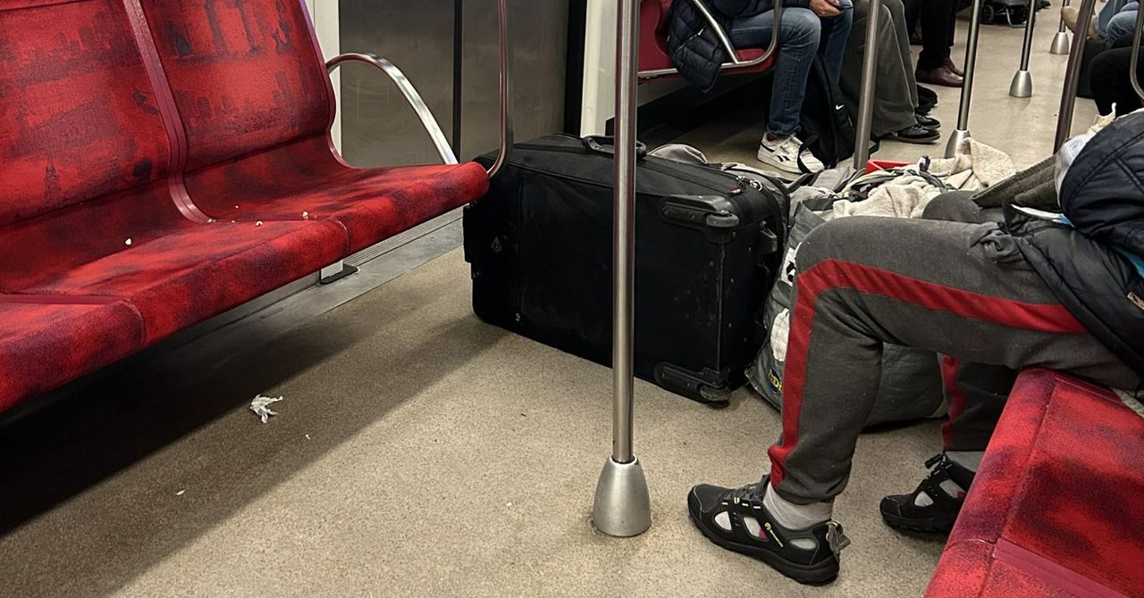 Warszawa: Palą na stacjach, blokują przejście, śpią na kilku miejscach. Pasażerowie skarżą się na bezdomnych w komunikacji miejskiej