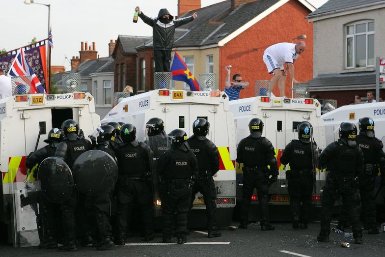 Marsz oranżystów w Irlandii. Nie obyło się bez zamieszek