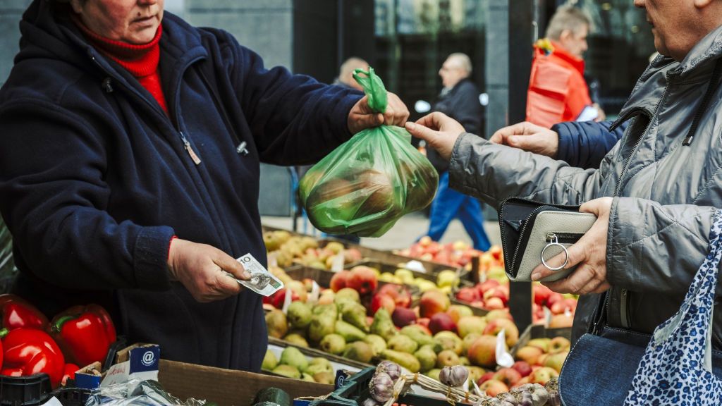 Polish Retail as Sales Fall 5% Year on Year
A vendor exchanges euro banknotes for goods at a fruit and vegetable stall at the Grochowski Bazar in Warsaw, Poland, on Monday, March 20, 2023. Poland's February retail sales fell 5% as prices rose 10.8% from a year earlier, data from the Central Statistical Office in Warsaw shows. Photographer: Damian Lemaski/Bloomberg via Getty Images
Bloomberg
european, inflation, produce, shops, polish, shop, food prices, prices, business news, emea, industries, consumer goods, poland economy polish economy, e.u., eu, euro members, food stores, consumer staples, vegetables