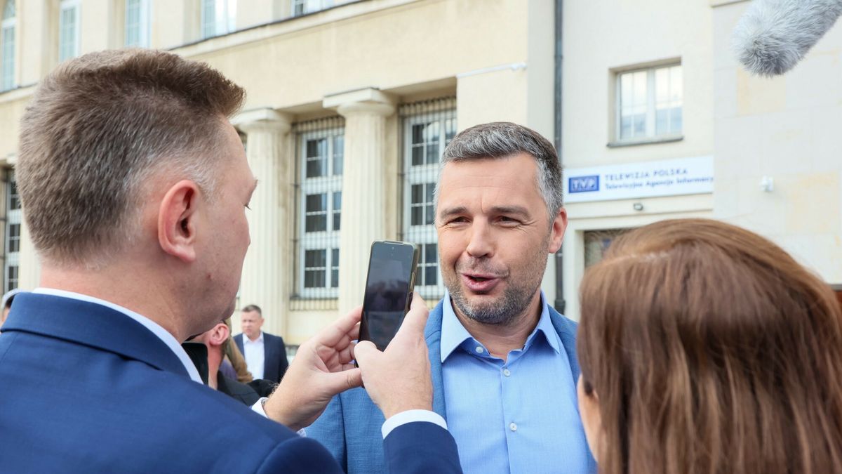 O?wiadczenie Donalda Tuska przed budynkiem TVP
Fot. Wojciech Olkusnik/East News, Warszawa, 19.09.2023. Oswiadczenie przewodniczacego Donalda Tuska przed budynkiem TVP przy placu Powstancow Warszawy. N/z konferencje prasowa zaklocil dziennikarz TVP Michal Rachon (C). Z lewej posel Andrzej Rozenek.
Wojciech Olkusnik