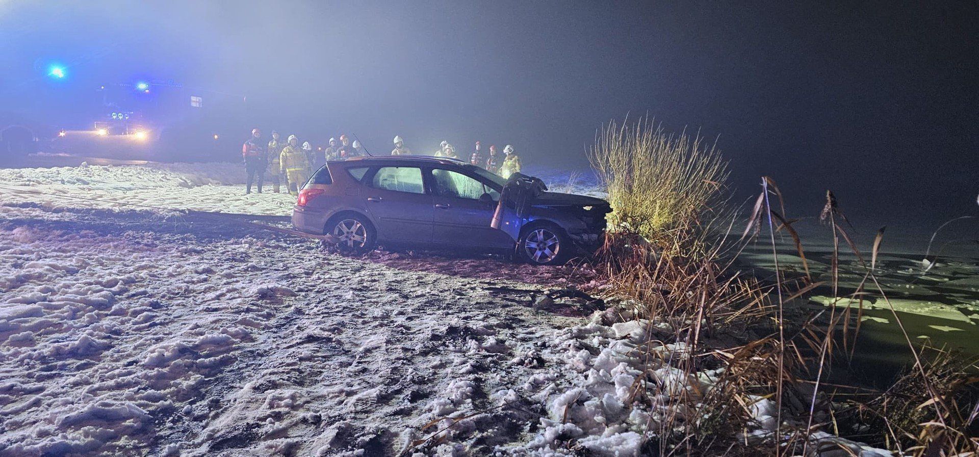 Kierowca twierdził, że nie podróżował sam. Ratownicy wydobyli auto ze stawu, ale nikogo w nim nie znaleźli.
