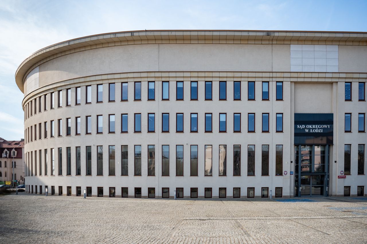 Skierniewice: Oskarżony uderzył autem w płot, aby zabić partnerkę