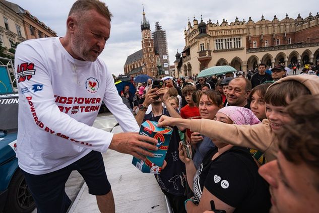 Rafał Sonik zbierający datki na rynku w Krakowie
