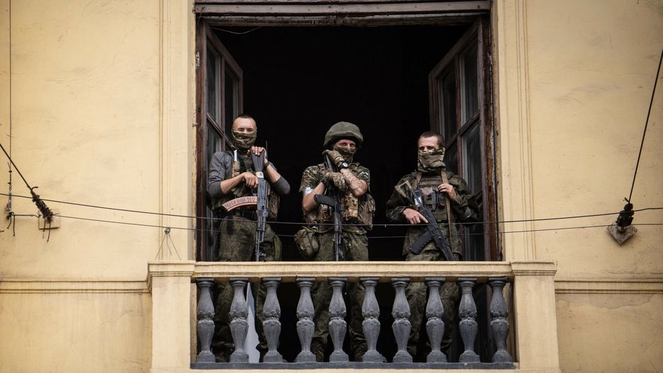 Wojska grupy Wagnera w Rostowie
Members of Wagner group stand on the balcony of the circus building in the city of Rostov-on-Don, on June 24, 2023. President Vladimir Putin on June 24, 2023 said an armed mutiny by Wagner mercenaries was a "stab in the back" and that the group's chief Yevgeny Prigozhin had betrayed Russia, as he vowed to punish the dissidents. Prigozhin said his fighters control key military sites in the southern city of Rostov-on-Don. (Photo by Roman ROMOKHOV / AFP)
ROMAN ROMOKHOV