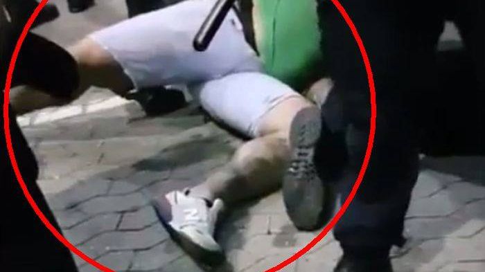 YouTube / Screen z filmu na którym duńscy policjanci powalają polskiego kibica