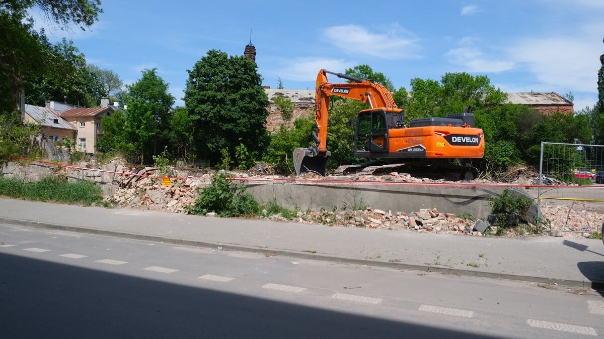 Rozbiórka budynków dawnej pralni Łabęckich przy ul. Farbiarskiej