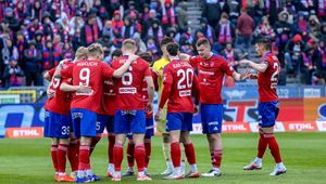 PKO Ekstraklasa: Raków blisko ścisłej czołówki, wielka walka na dole, zobacz tabelę