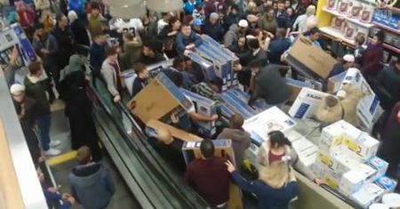 Chaos w sklepie podczas wyprzedaży w Black Friday