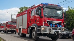 Lębork: Wybuchł pożar w garażu. W akcji pięć jednostek straży pożarnej