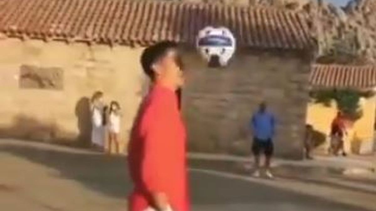  / Robert Lewandowski tańczy z piłką