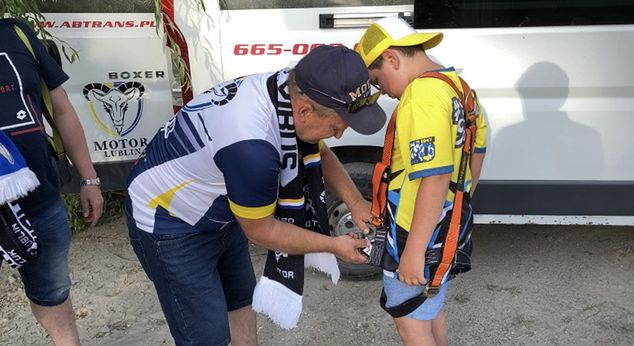 10-letni chłopiec szykuje się do wjazdu na sektor.