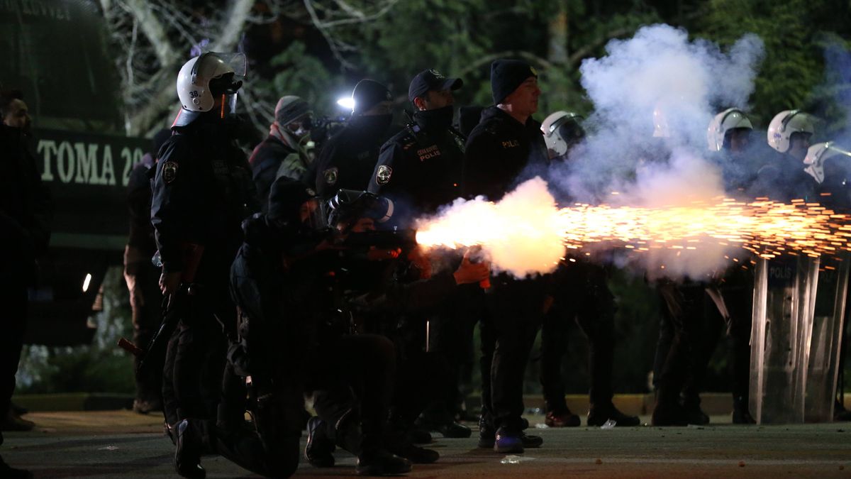 Istanbul mayor Imamoglu detained on corruption and terror charges
epa11977260 Middle East Technical University (METU) students clash with Turkish riot police as police use tear gas and water cannons to disperse protesters during a protest against the arrest of Istanbul Mayor Ekrem Imamoglu in Ankara, Turkey, 20 March 2025. Turkish authorities detained Imamoglu, of the oppositional Republican People's Party (CHP), along with 100 others on 19 March as part of an investigation into alleged corruption and terror links, according to a statement by the Istanbul chief public prosecutor.  EPA/NECATI SAVAS 
Dostawca: PAP/EPA.
NECATI SAVAS
protesters