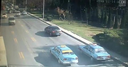 Samochód stracił koło na autostradzie