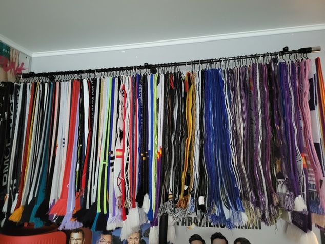 Część liczącej 156 sztuk kolekcji szalików Realu Madryt / fot. archiwum prywatne