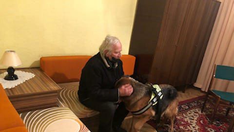 Śląsk. Bezdomny senior z Tarnowskich Gór i jego owczarek nie muszą już spać w małym aucie. 