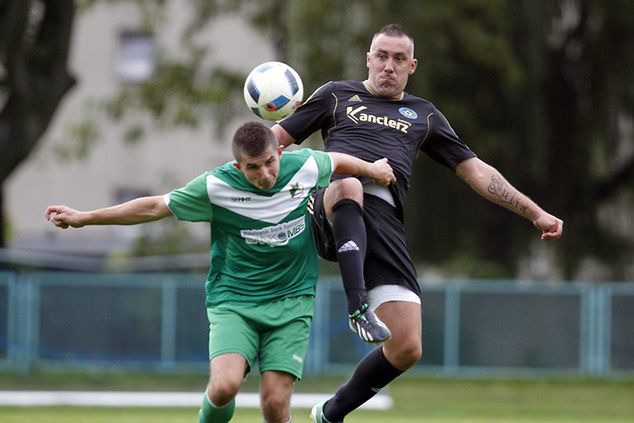 37-letni Ireneusz Jeleń (z prawej) to najgroźniejszy napastnik RŚO. Fot. Michał Chwieduk/Fokusmedia/Newspix.pl