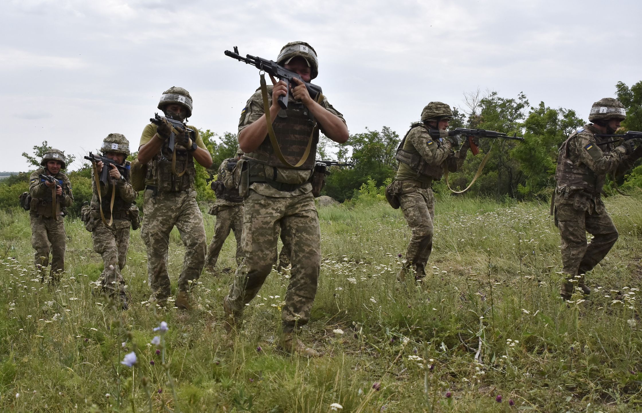 A handout photo made available by the press service of the 65th Separate Mechanized Brigade of the Ukrainian Armed Forces shows recruits of the 65th Separate Mechanized Brigade passing military training in the Zaporizhzha region, Ukraine, 19 June 2025, amid the ongoing Russian invasion. EPA/Press service of the 65th Mechanized Brigade HANDOUT HANDOUT EDITORIAL USE ONLY/NO SALES Dostawca: PAP/EPA.