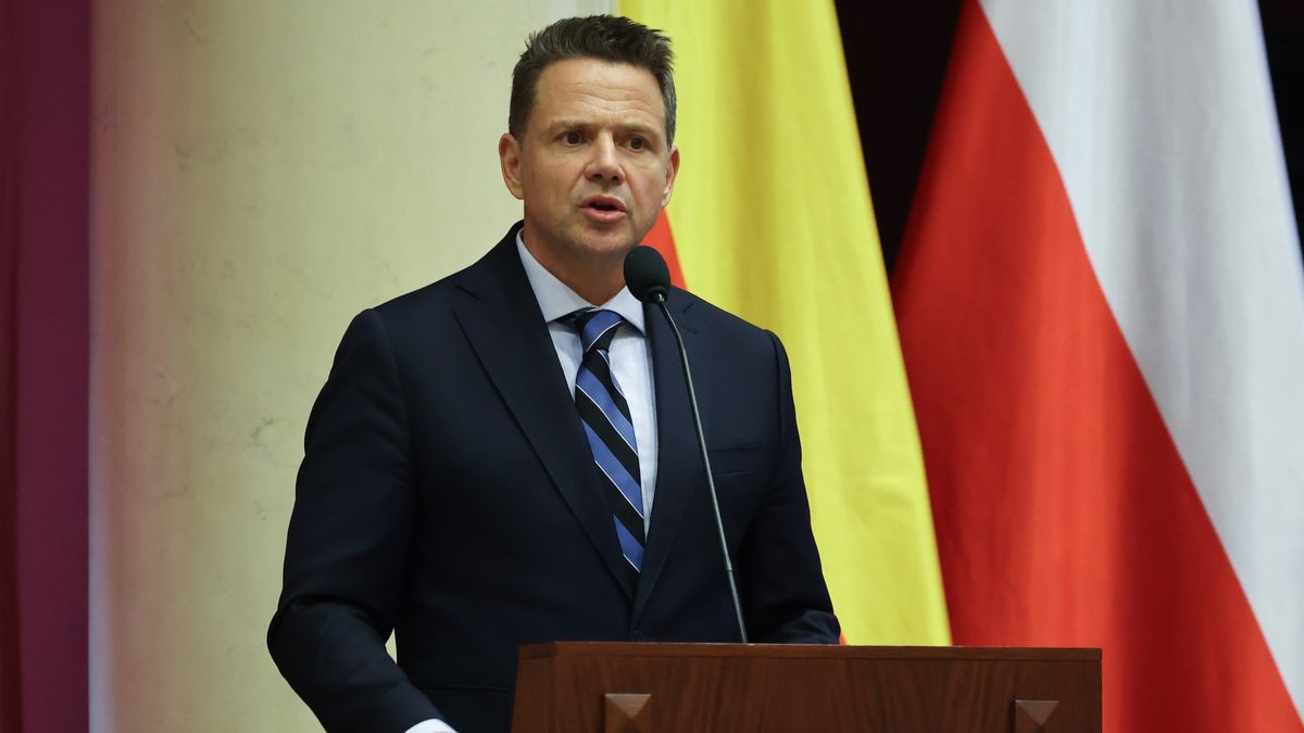 Warszawa, 06.07.2026. Prezydent Warszawy Rafał Trzaskowski podczas sesji Rady m.st. Warszawy w stołecznym Pałacu Kultury i Nauki, 6 bm. Radni dokończą XXXIX sesję oraz rozpoczną zwołaną na wniosek 1/4 ustawowego stanu Rady sesję XL, podczas której mają m.in. wysłuchać informacji Prezydenta m.st. Warszawy na temat dotychczas podjętych działań w ramach kontroli w Warszawskim Szpitalu Południowym. (amb) PAP/Albert Zawada
