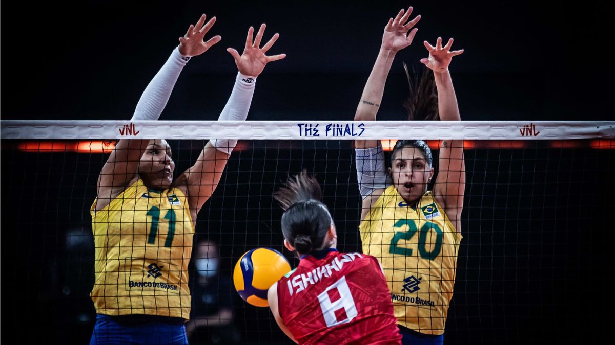 Materiały prasowe / FIVB / Na zdjęciu: atakuje Mayu Ishikawa, w bloku od lewej Tandara Caixeta i Ana Beatriz