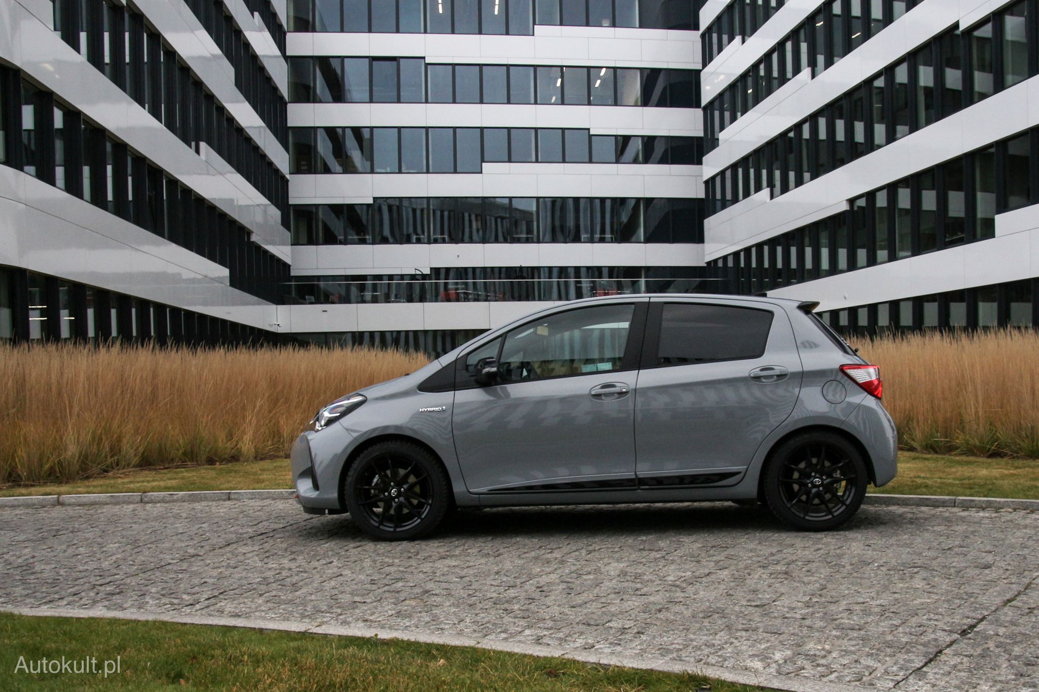 Czarne felgi, spojler i... napis "Hybrid"