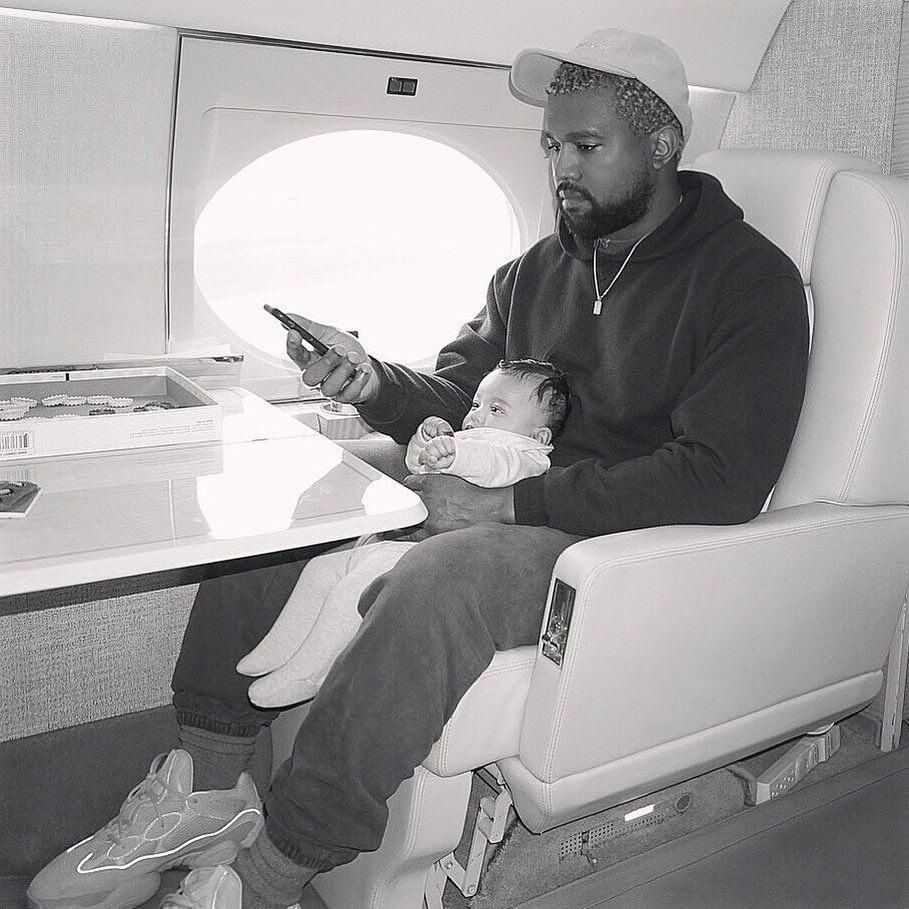 Kanye West w samolocie z Chicago