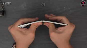 Zgiął Galaxy Z Fold 8 tak mocno, że aż trudno patrzeć. Tester opublikował nagranie