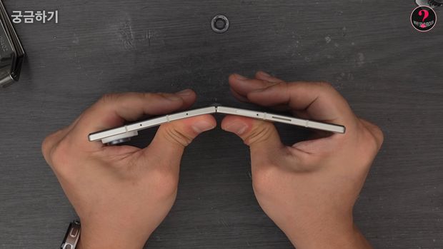 Zgiął Galaxy Z Fold 8 tak mocno, że aż trudno patrzeć. Tester opublikował nagranie