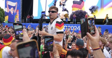 Kibice chcą, by zagrał przed finałem Euro 2024. Niemiecki saksofonista robi furorę