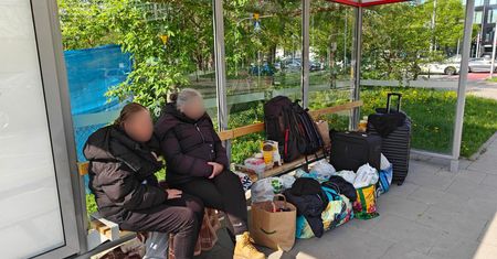 Ukrainki zamieszkały na przystanku w Warszawie. Służby rozkładają ręce